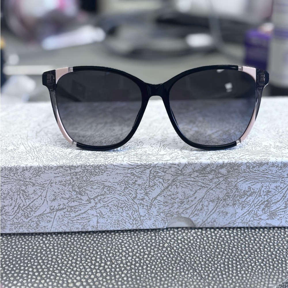 LIKE NEW CAROLINA HERRERA